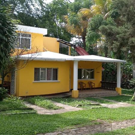 Casa Veronica A 2 Kilometros Del Irtra Retalhuleu Kültér fotó